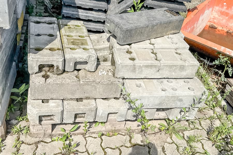 Palette Betonfüße für Baustellenzäune